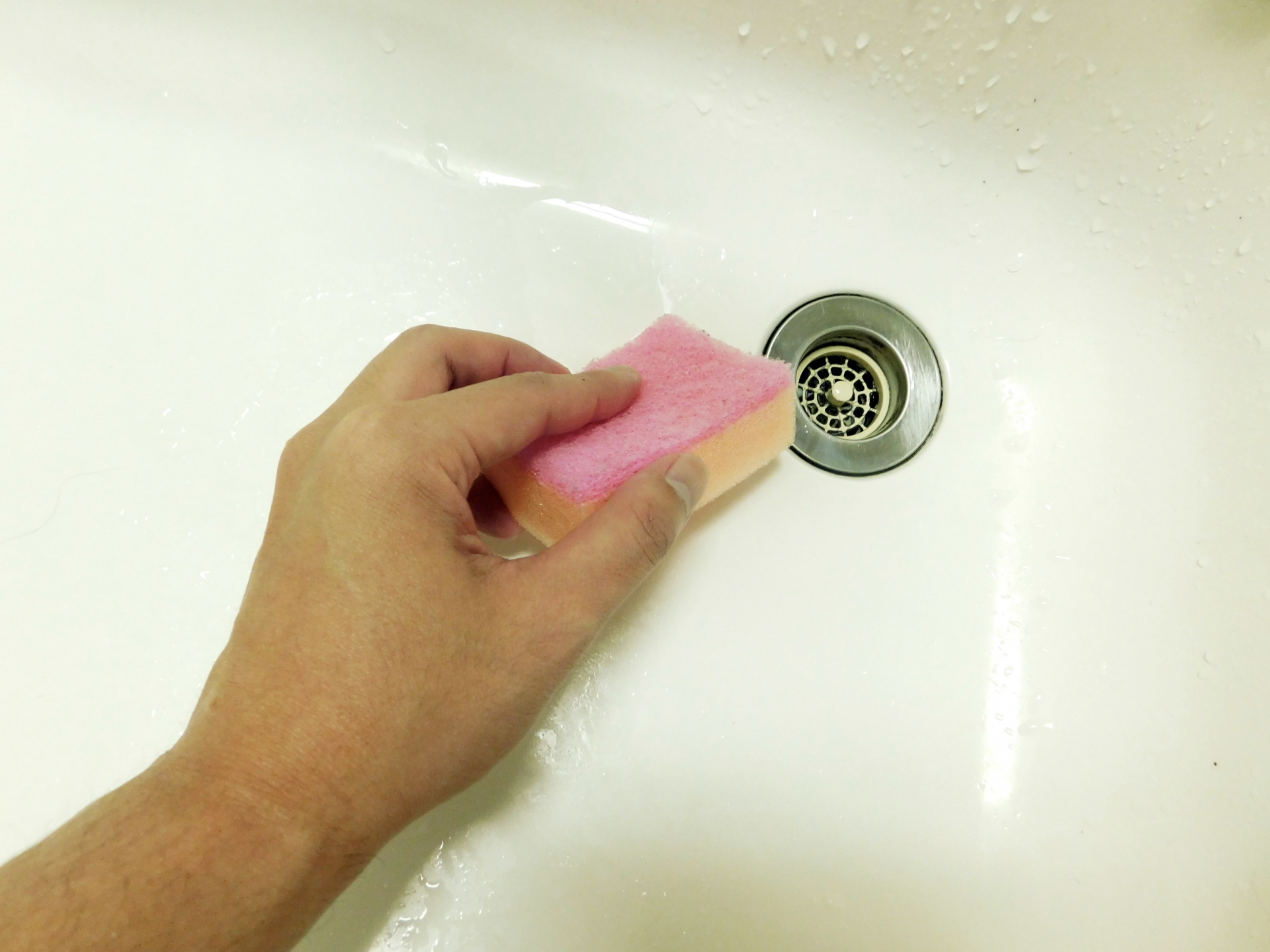 洗面所の水垢の除去方法